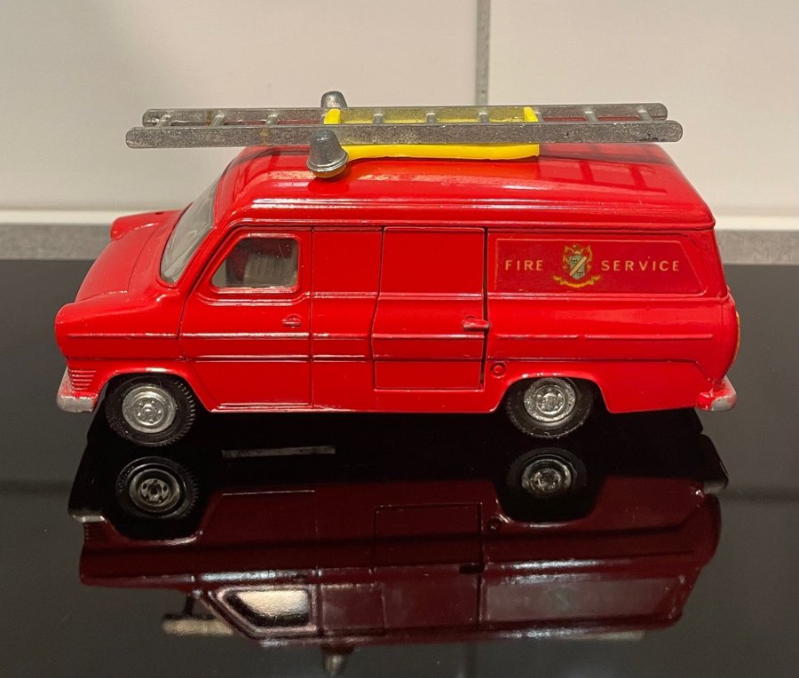 Se produkter som liknar Dinky Toys Ford Transit Van F.. på Tradera