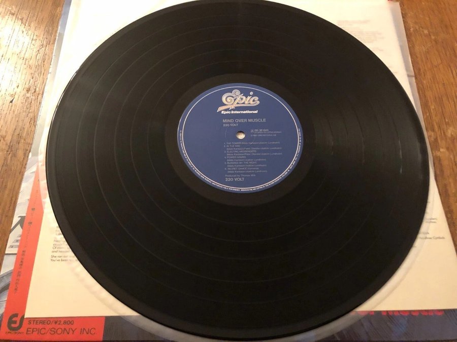 220 VOLT Mind Over Muscle LP+OBI Vinyl 1985 JAP.. | Köp på Tradera