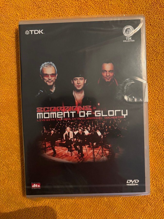 その他 Moment of Glory: Live With Berlin Philharmonic [DVD] The Scorpions: Moment of Glory (Live with the Berlin