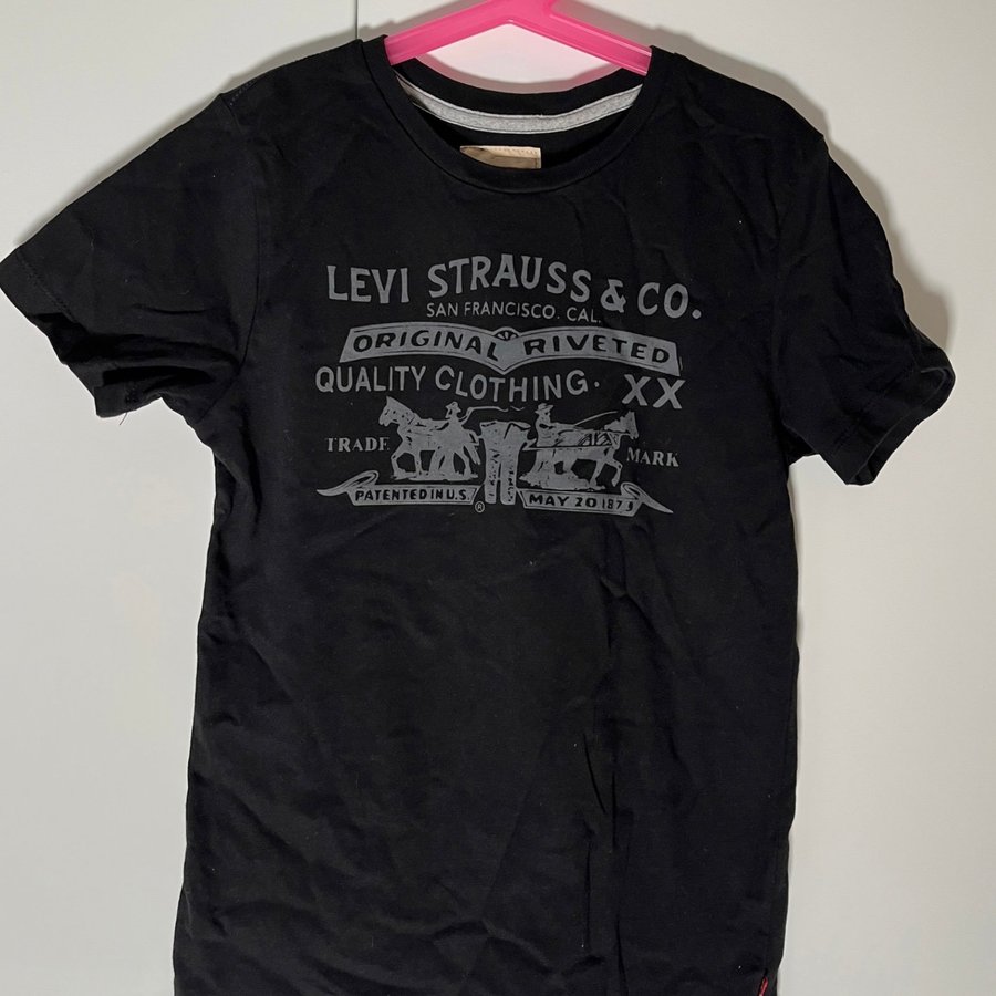 Levis t shirt strl 134 140 svart K p p Tradera 626881091