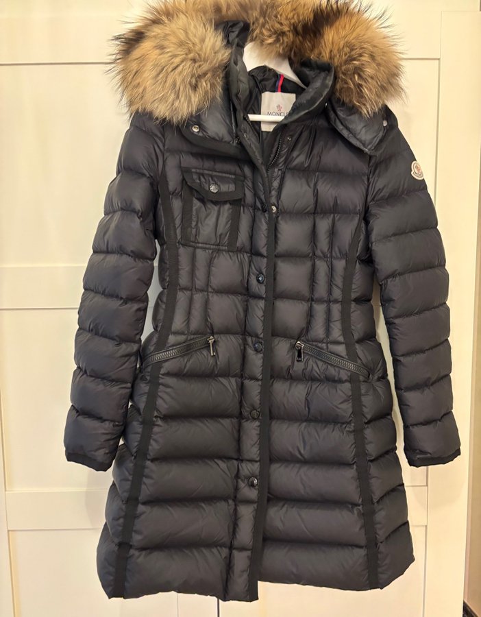 Moncler Hermifur Fitted Puffer Coat svart, Köp på Tradera