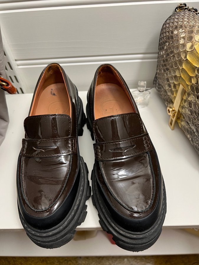 Ganni bruna loafers i lack Chunky klack