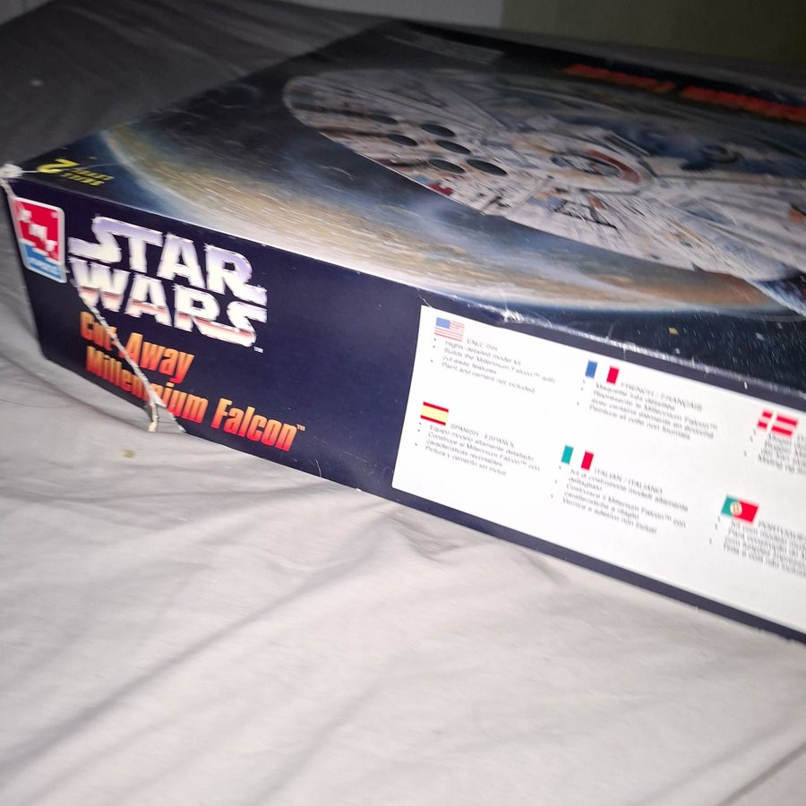 AMT Ertl Star Wars Cut-Away Millennium Falcon m.. | Köp på Tradera