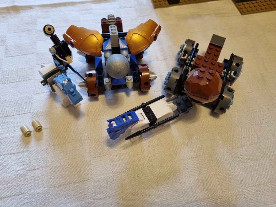 Komplett LEGO 8877 Vladek s Dark Fortress med manual
