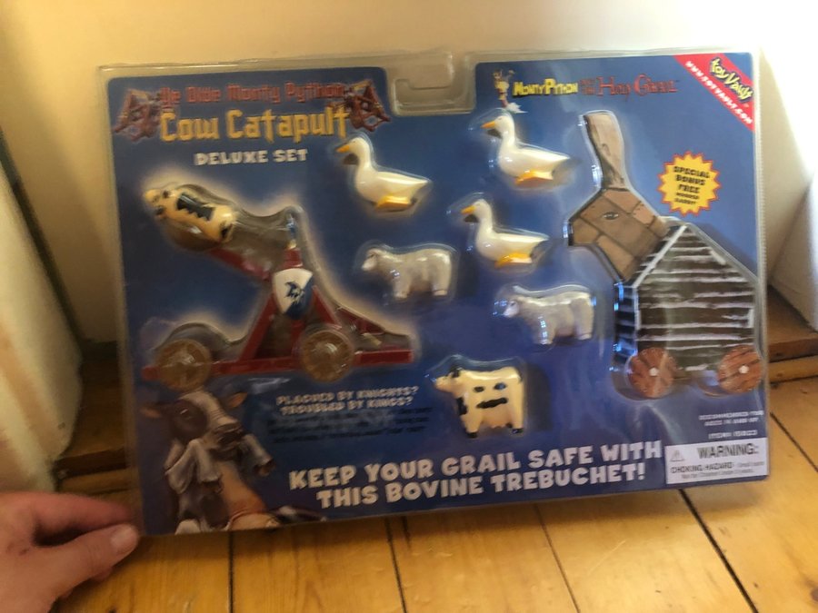 Monty python the holy grail deluxe set cow cata k p p tradera