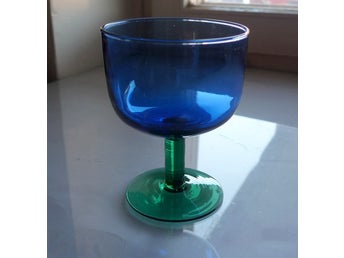 Glas , vinglas i blått glas med grön fot