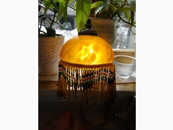 Vägglampa med glaskupapärlstavs frans Art deco stil.. Vägglampa med glaskupapärlstavs frans Art deco stil..