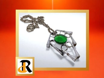 Ett halsband med hänge gjort i medeltida/vikinga stil.