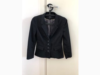 Fin svart kavajjacka storlek xs34 från H&M Fin svart kavajjacka storlek xs34 från H&M
