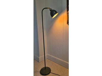 Golvlampa i mörkgrön metall
