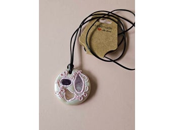 Handgjort halsband. Amulett med kristaller