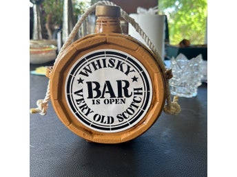 Wisky tunna i keramik plunta trevlig detalj