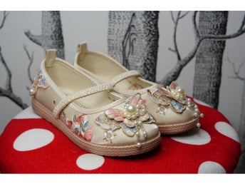 Beige satinskor med pärlbroderi, storlek 34