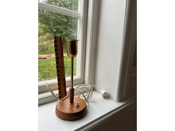Äldre bordslampa i mässing och trä - vintage 1940/50-tal.