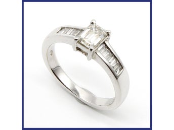 Ring, 18K vitguld, solitär/sidostenar, naturliga diamanter (0,58ct, stl 15,55mm)