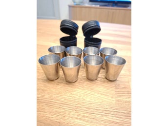 8st nya oanvända jägarsnaps glas i metall med fodral.