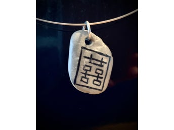 Amulett i sten ”dubbel lycka”