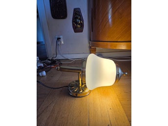 Smedbo vägglampa i mässing och vitt glas
