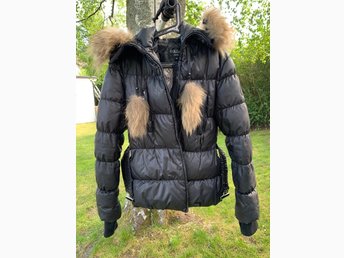 HOLLIES STOCKHOLM SVART JACKA STORLEK 38 HOLLIES STOCKHOLM SVART JACKA STORLEK 38
