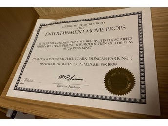 Filmrekvisita Scorpion King buret av Michael Clark Duncan COA från filmbolaget