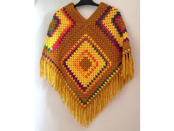 Mjuk Handgjord Virkad Poncho i stora mormorsrutor med fransar.