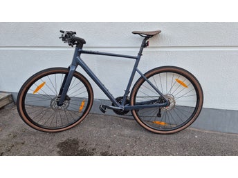 Scott cykel med skivbromsar och bruna detaljer