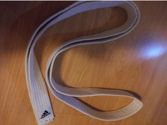 Vitt kampsportsbä , Adidas. Normalt bruksskick