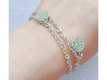 Silverfärgat armband med ljusgröna strassberlocker – justerbart - NYSKICK!