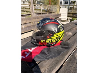 MT Helmets sort, gul, rød hjelm, størrelse50