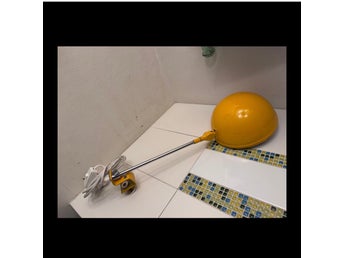 Vägglampa/ retro/ gul/ vridbar/ signerad/ Elit Ab/ plåt/ 60-70 tal