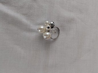 Ring med pärlor och kristaller