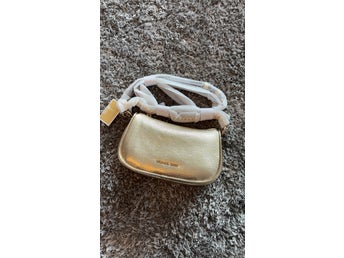 Michael Kors Carmela Axelremsväska i Pale
