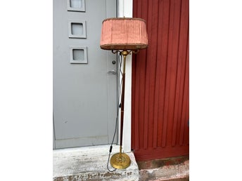 Retro golvlampa mässing & mahogny 1950/60-tal plisserad rosa skärm