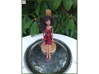 Barbie by Mattel 1999 mörkhyad med vacker klänning Utmärkt