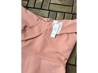 River Island Off shoulder klänning, storlek 34 / 8 - oanvänd, prislapp kvar!