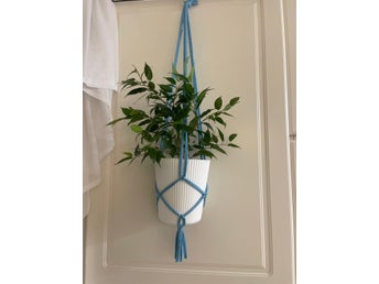 ampel, plant hanger, makrame, ljusblå smårandig 13-15cm