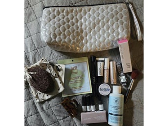 Skönhetspaket med smink parfymer m.m caia rituals make up store