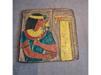 Väggplakett med egyptiskt motiv, stengods, 1900-tal, 33*32 cm