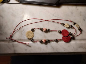 Halsband RÖD snodd RÖDA+VITA vävda plattor+ Metall L 106 cm