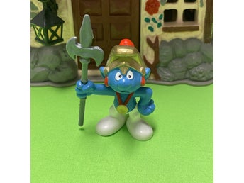 Smurf som medeltida vakt med spjut….toppskick… lågt utrop…