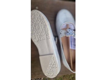 Ballerinaskor i vitt med fjärilsdetaljer, storlek 31