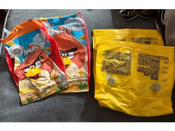 Angry bird och gula uppblåsbara armpuffar för barn