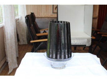 Vas med sockel i glas
