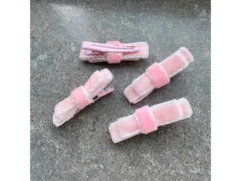 4 Hårspännen i sammet i rosa färger med rosett från Lollipop till barn