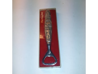 Hovding tinn tinn.pewter.H.S flasköppnare I tenn dekorerad rikligt.