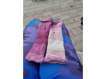 Stickade handledsvärmare i rosa med silvertråd