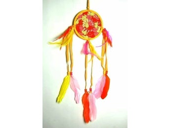 Gul drömfångare med gula, orangea och rosa fjädrar och virkat nät, 12 cm