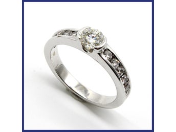 Ring, 18K vitguld, solitär/sidostenar, naturliga diamanter (0,94ct, stl 16,85mm)