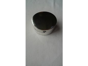 Vintage puderdosa i nysilver stämplad AB NK NS med glasinsats dosa puder