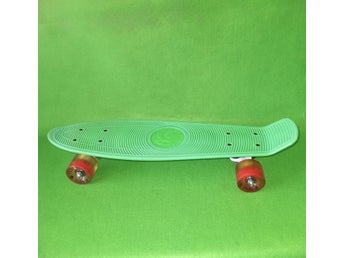 Grön skateboard med blinkande hjul